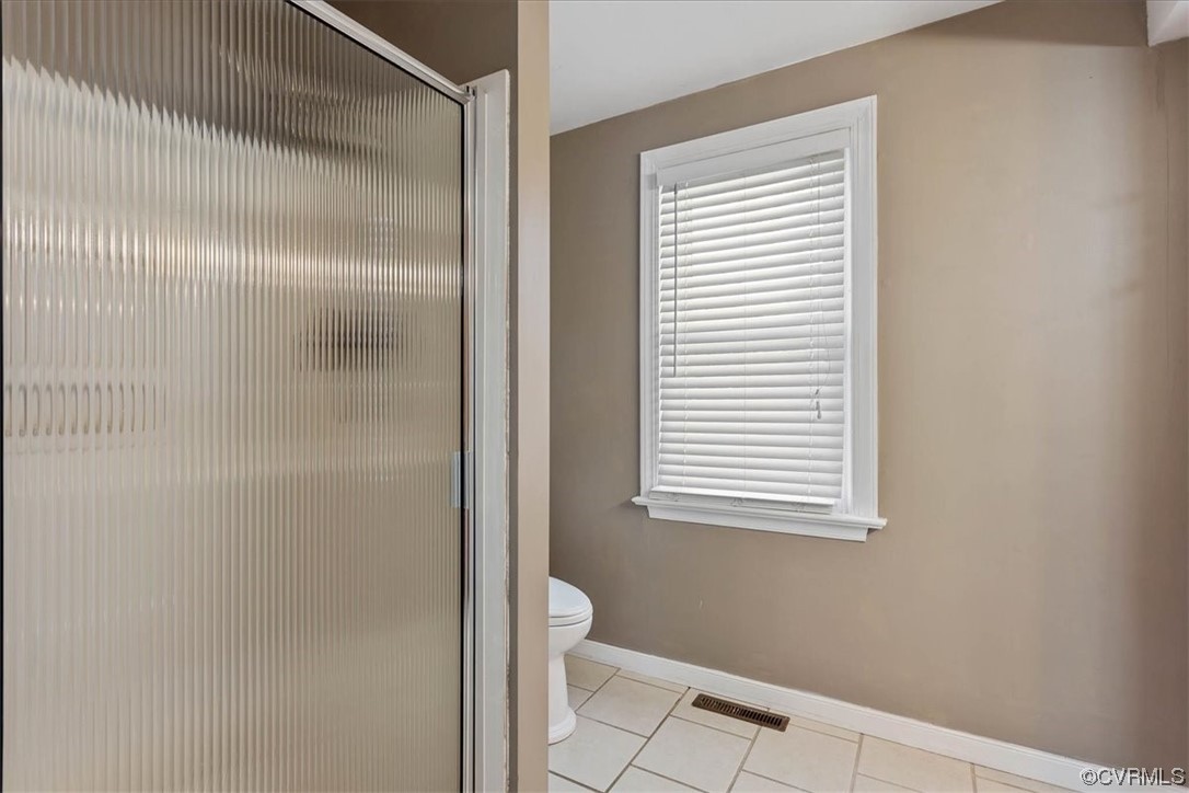 708 Hamilton Avenue Colonial Heights, VA 23834 - Photo 18 of 32 a bathroom that has a window in it
