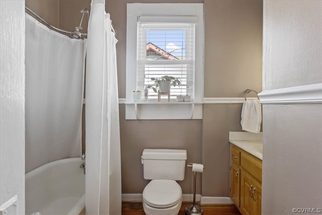 708 Hamilton Avenue Colonial Heights, VA 23834 - Photo 23 of 32 a bathroom with a toilet a sink and a bathtub