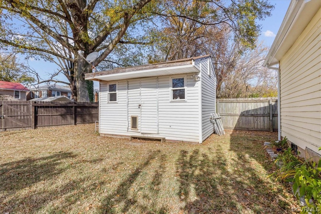 708 Hamilton Avenue Colonial Heights, VA 23834 - Photo 27 of 32 a backyard of a house with table and chairs