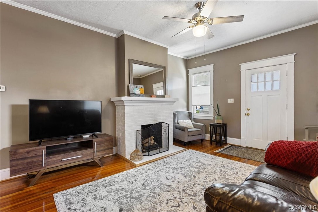 708 Hamilton Avenue Colonial Heights, VA 23834 - Photo 7 of 32 a living room with furniture and a flat screen tv