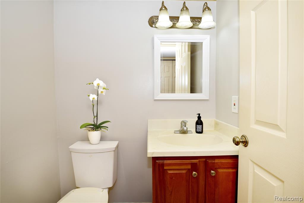 36780 Chesapeake Road Farmington Hills, MI 48335 - Photo 35 of 37 Gallery Image 35