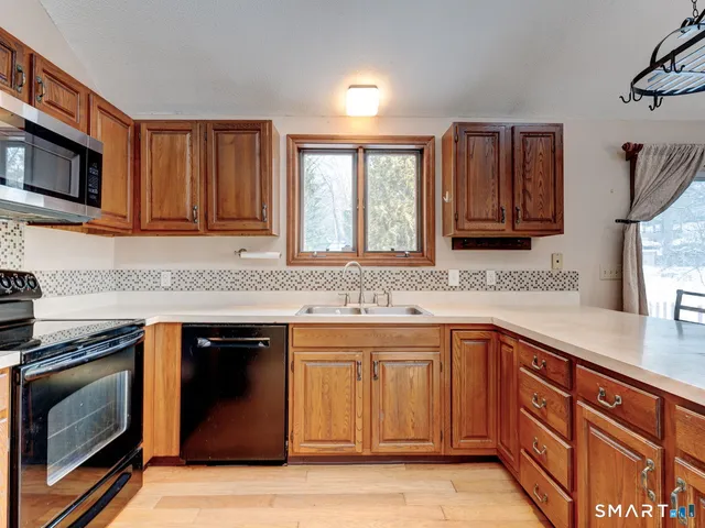 $275,000 | 5 Kathleen Drive, Willimantic, CT 06226