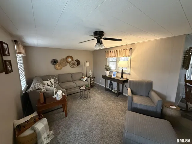 $159,900 | 1160 Lawrence Drive, Canton, IL 61520