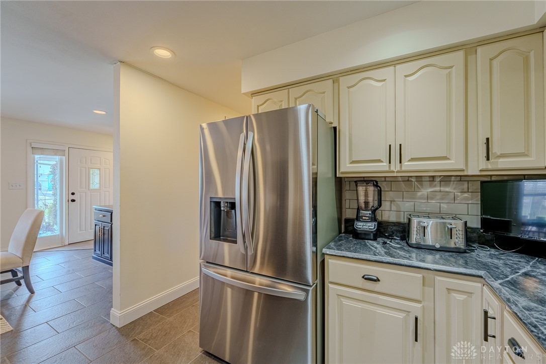 305 South Vandemark Road Sidney, OH 45365 - Photo 19 of 32 This functional kitchen features ample storage and modern appliances.