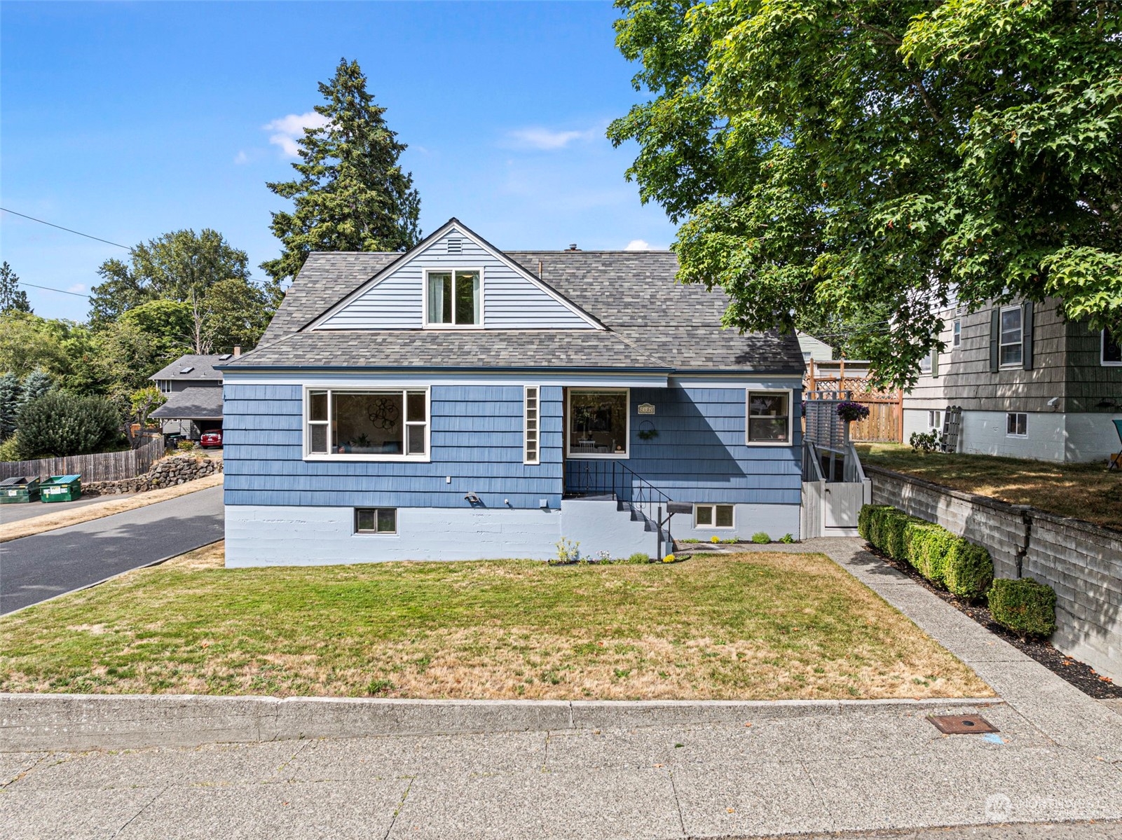 2102 East Highlands Street Bremerton, WA 98310 - Photo 1 of 26 Gallery Image 1