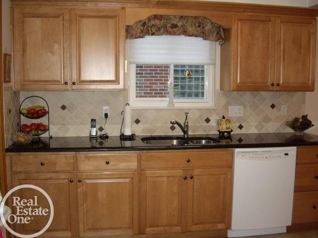 24291 Flower Eastpointe, MI 48021 - Photo 16 of 33 31328880-15.JPG