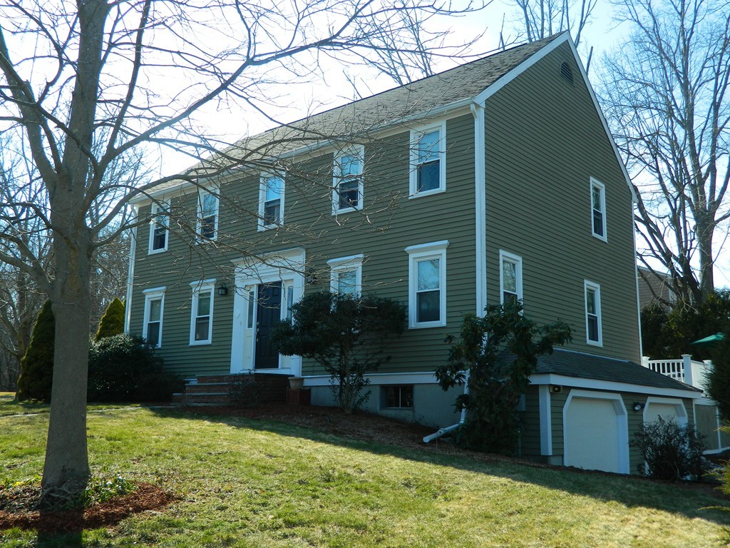 a view of house with yard