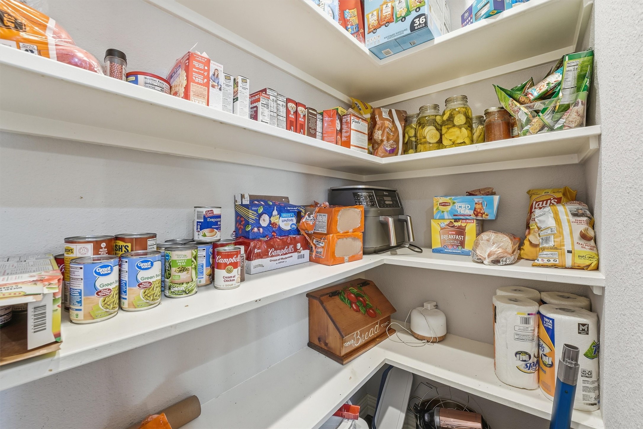 611 Reidland Road Crosby, TX 77532 - Photo 13 of 33 a room with furniture and a shelf