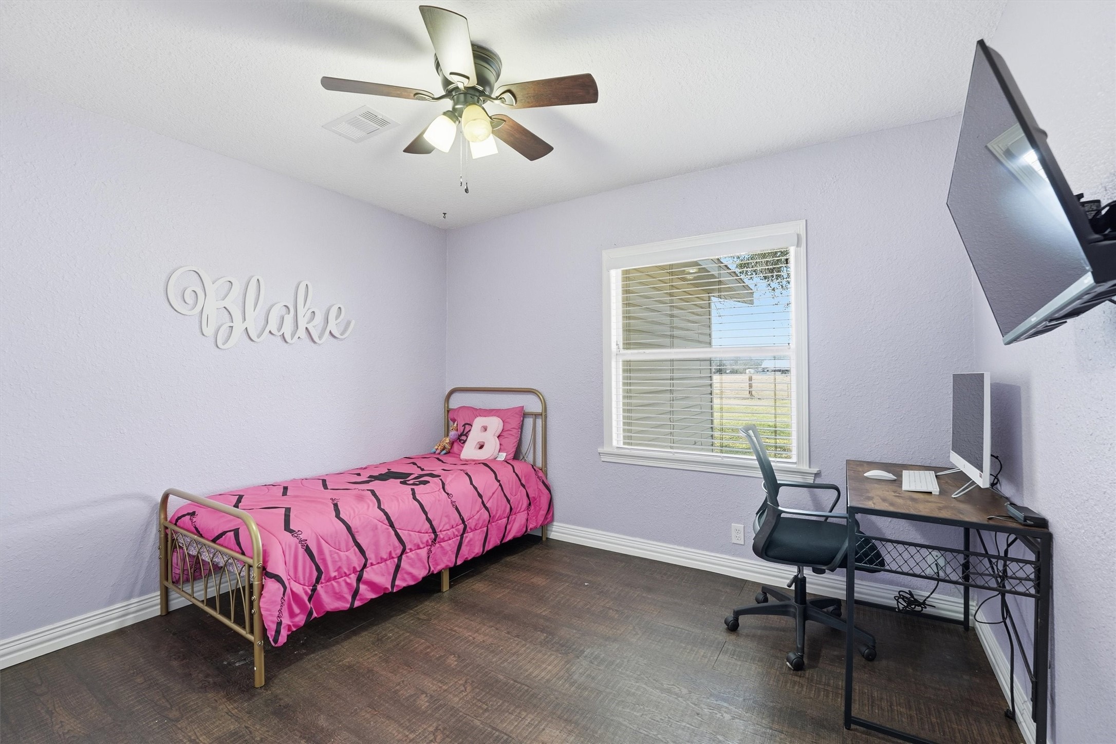 611 Reidland Road Crosby, TX 77532 - Photo 15 of 33 a bedroom with a bed window and a desk