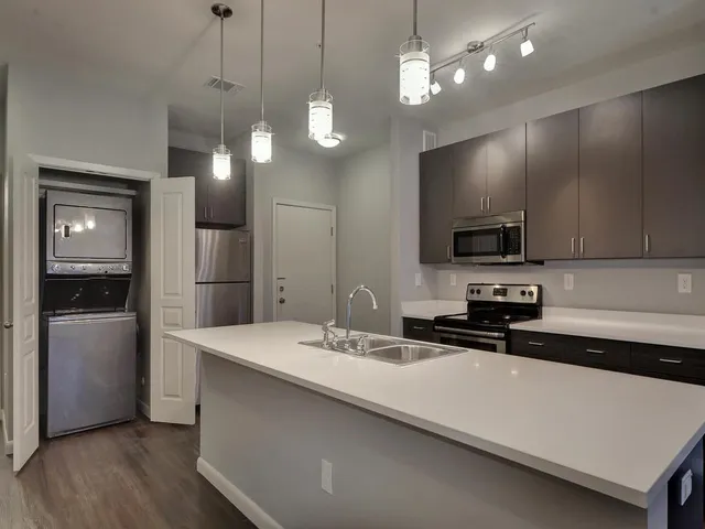 $1,950 | 2822 Rio Grande Street, Unit 202, Austin, TX 78705