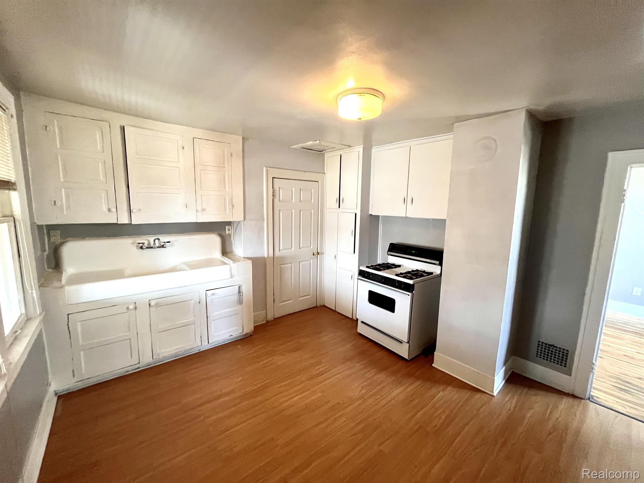 7544 Theut Avenue Warren, MI 48091 - Photo 11 of 16