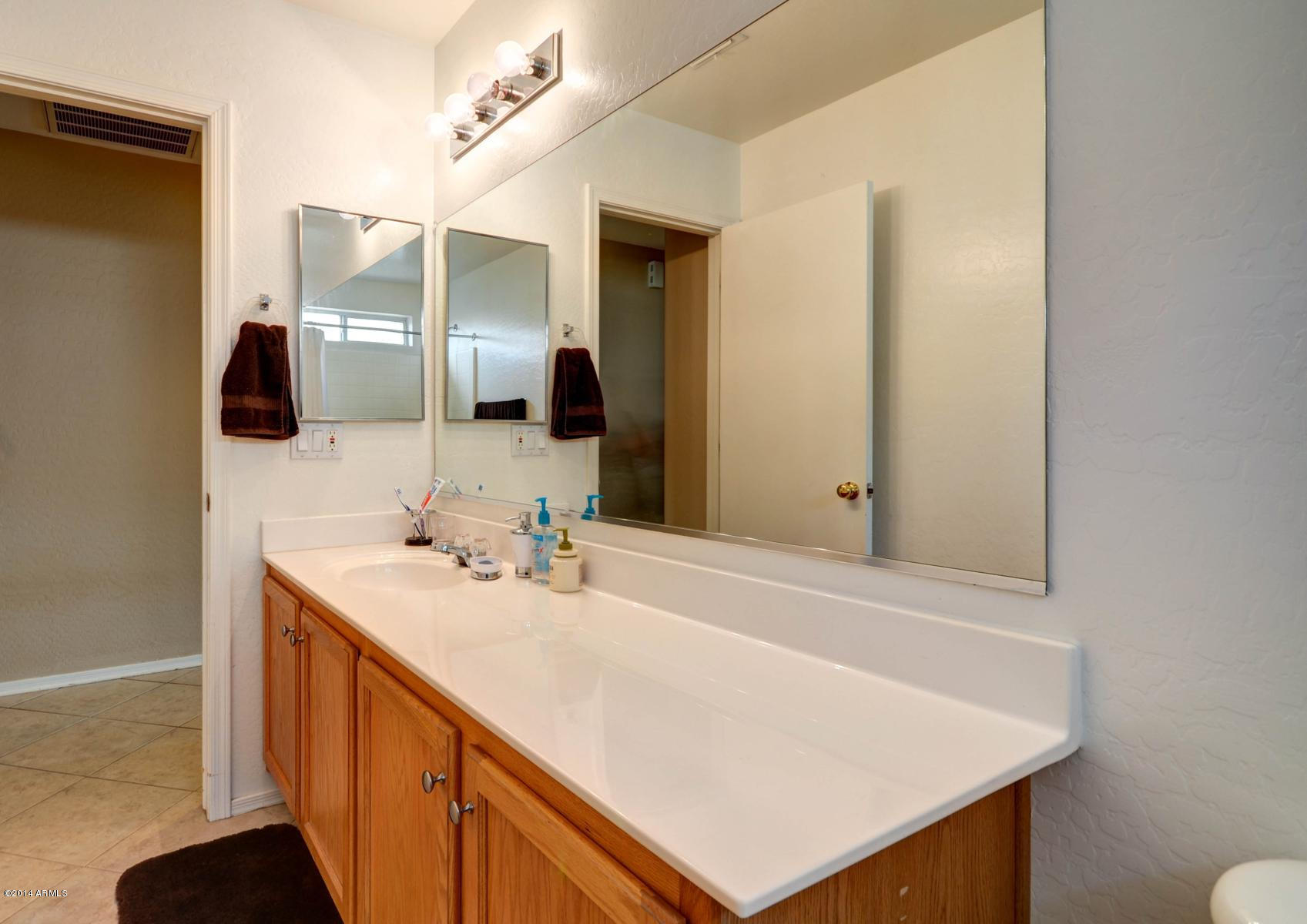 6413 West Riva Road Phoenix, AZ 85043 - Photo 32 of 42 2nd Bathroom 2