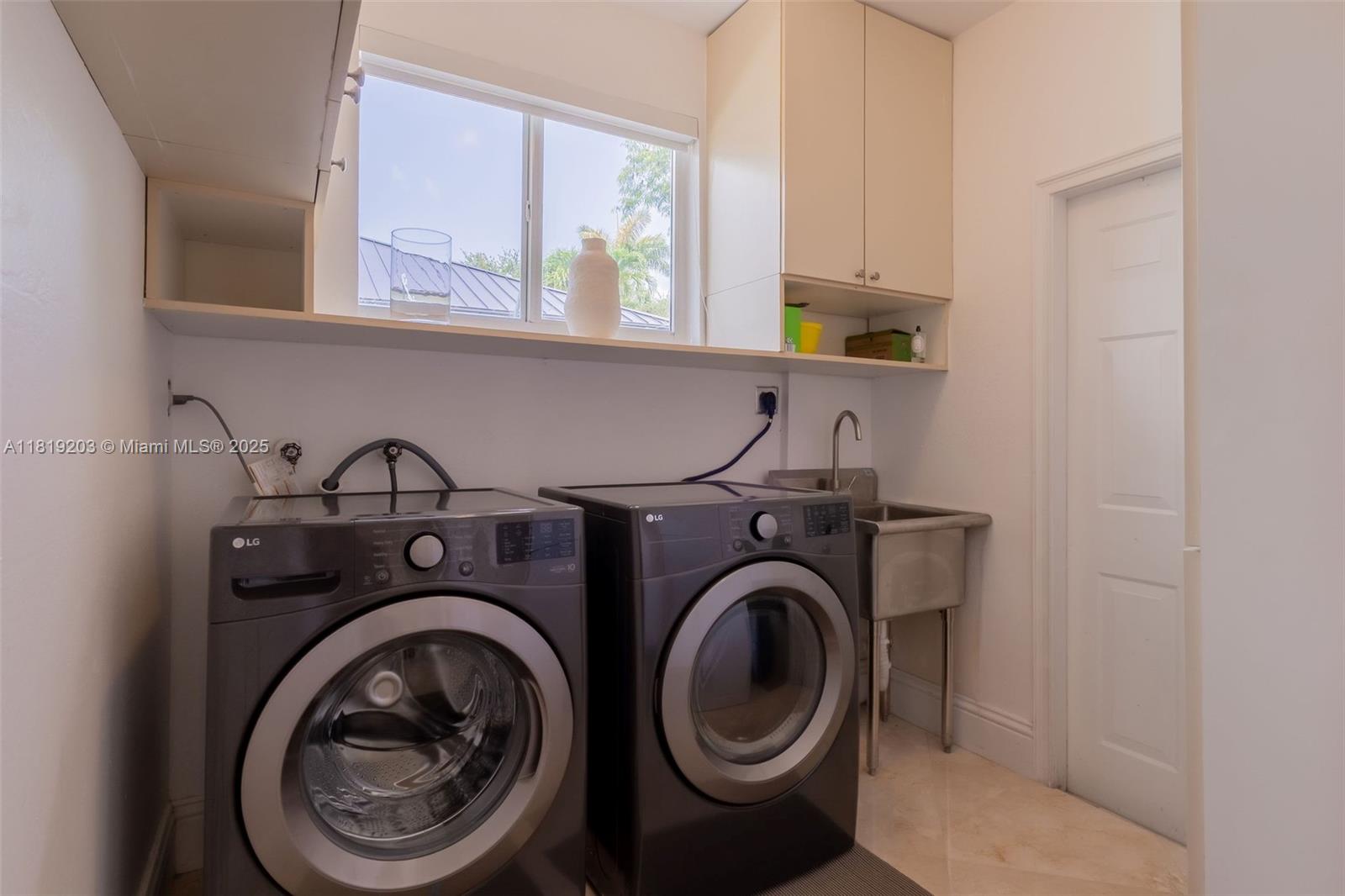 9532 Southwest 124th Terrace Miami, FL 33176 - Photo 22 of 30 a utility room with dryer and washer