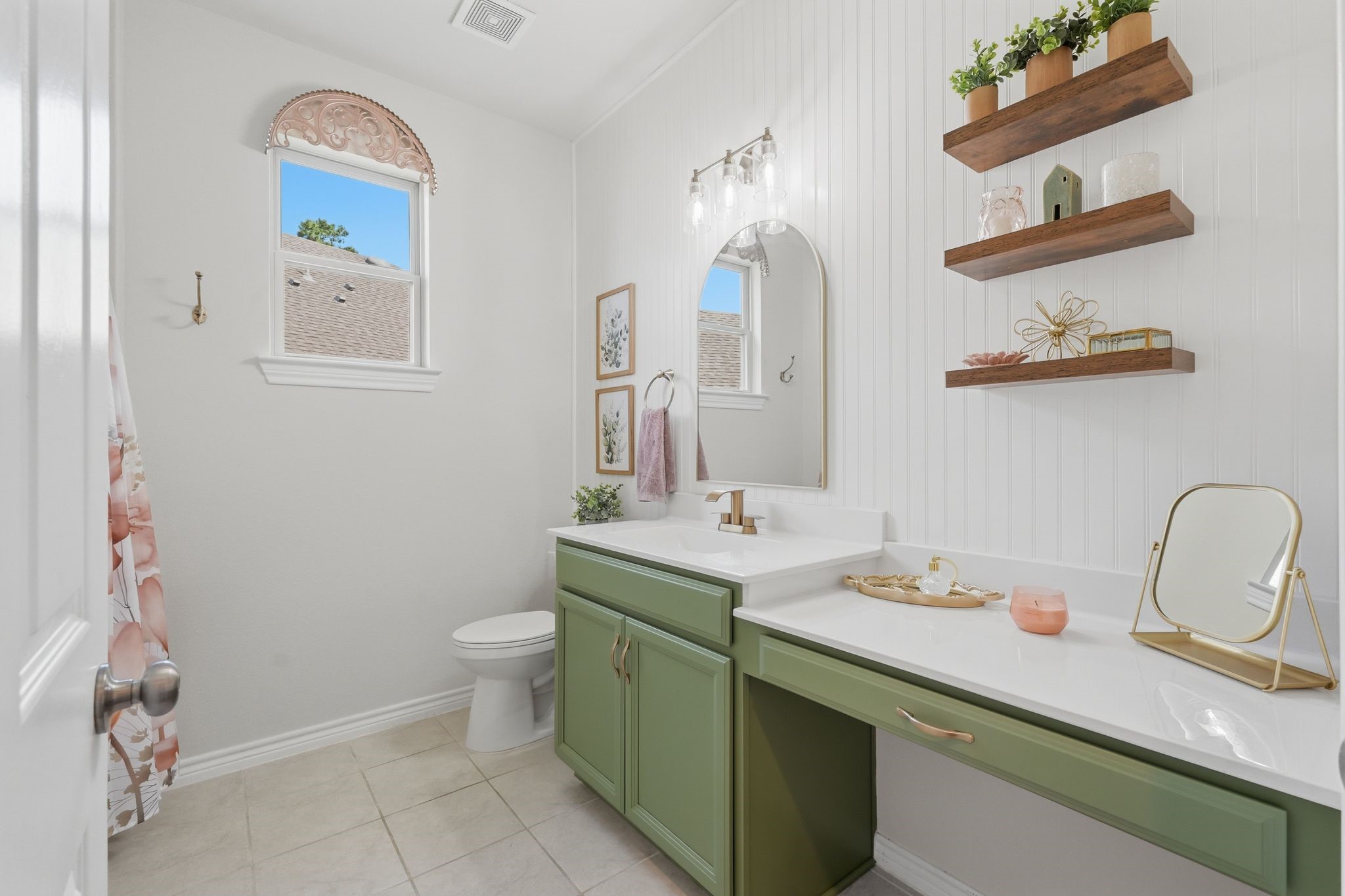4337 Heavenly Woods Dr Spring Spring, TX 77386 - Photo 21 of 38 Full bath downstairs next to secondary bedroom