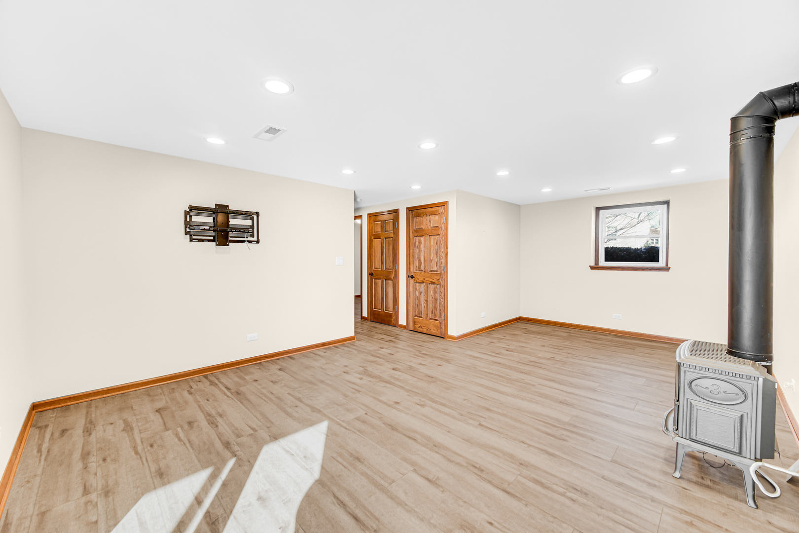 244 Lincoln Drive Bartlett, IL 60103 - Photo 20 of 24 a view of an empty room with wooden floor and a window