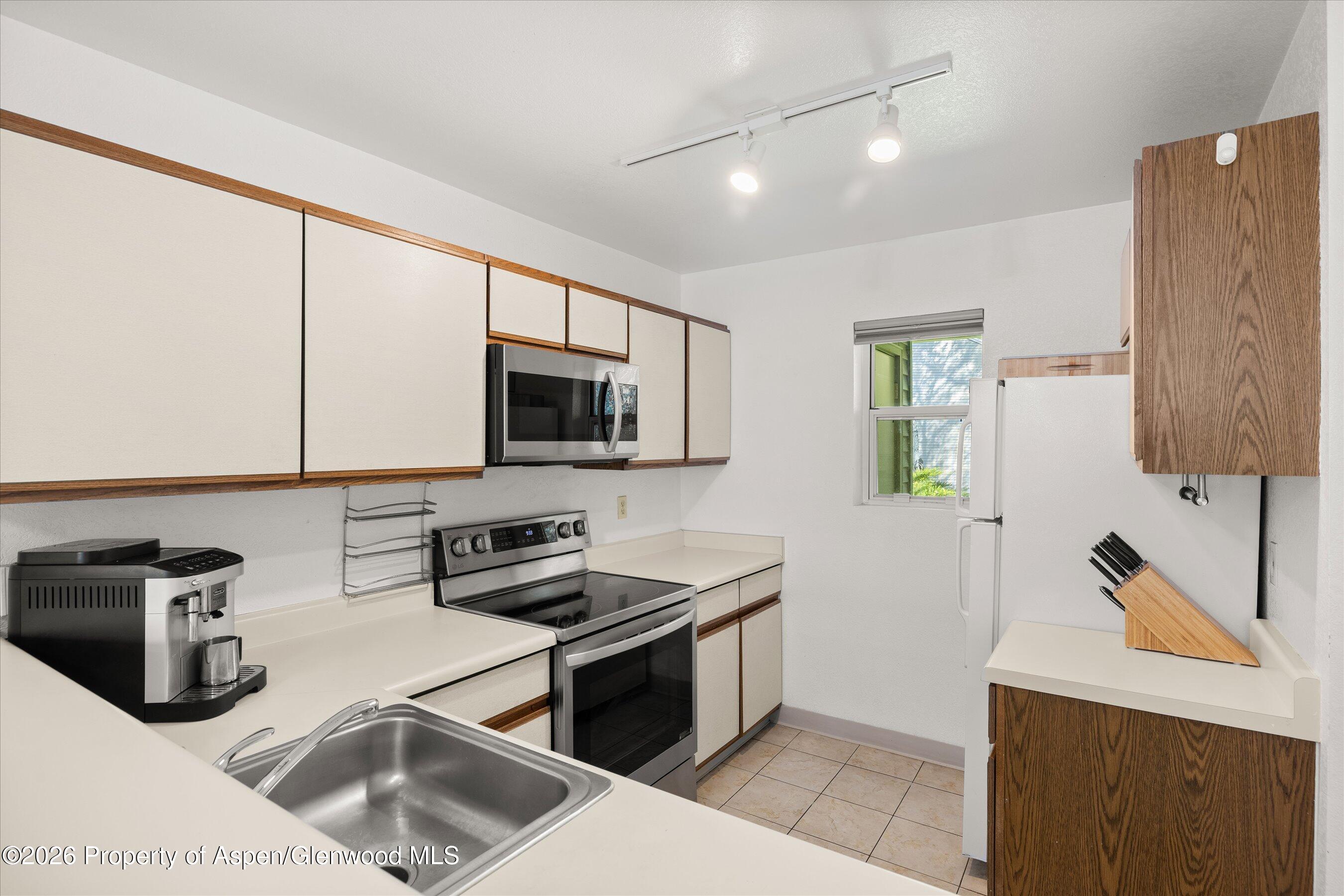 405 Park Avenue, Unit F2 Basalt, CO 81621 - Photo 6 of 13 Kitchen