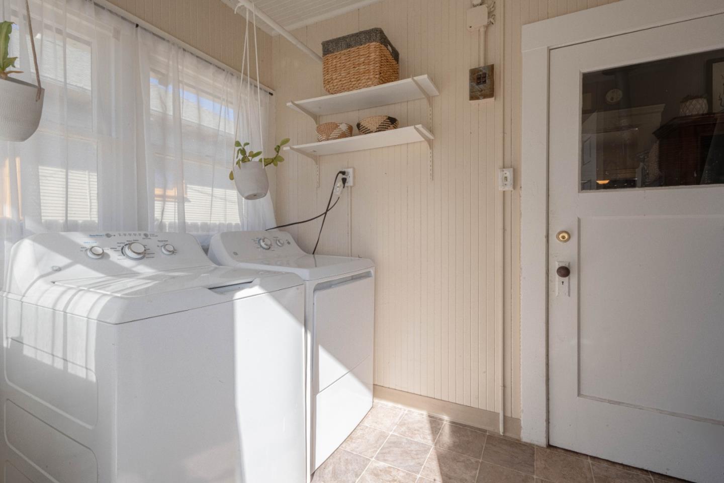 18 Chestnut Street Salinas, CA 93901 - Photo 23 of 32 a utility room with dryer and washer
