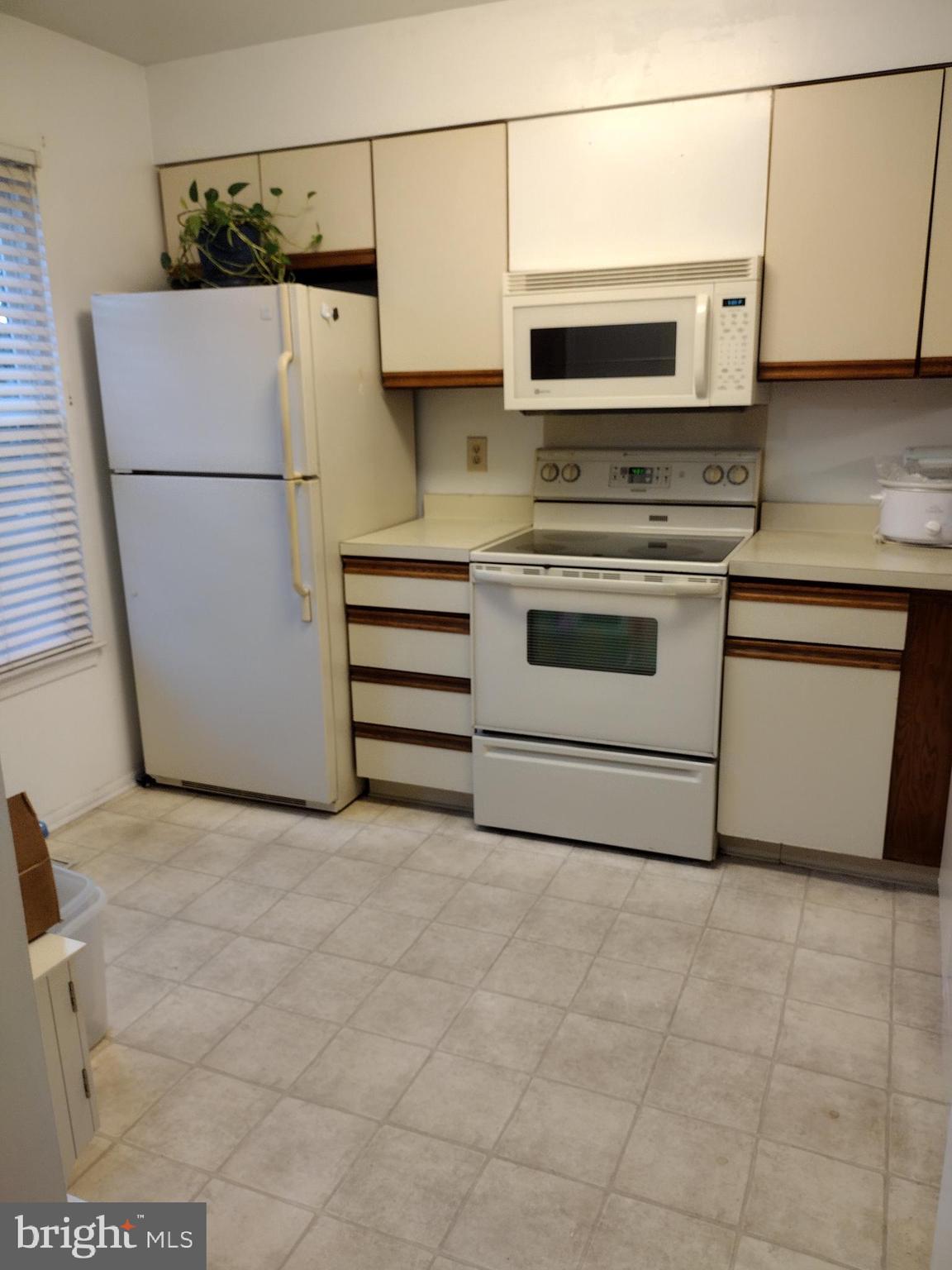 6913 Rockfield Road Baltimore, MD 21244 - Photo 4 of 31 kitchen