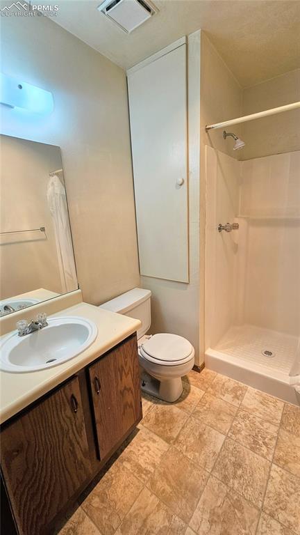 401 Forest Edge Road, Unit B8 Woodland Park, CO 80863 - Photo 12 of 19 a bathroom with a sink a toilet and shower