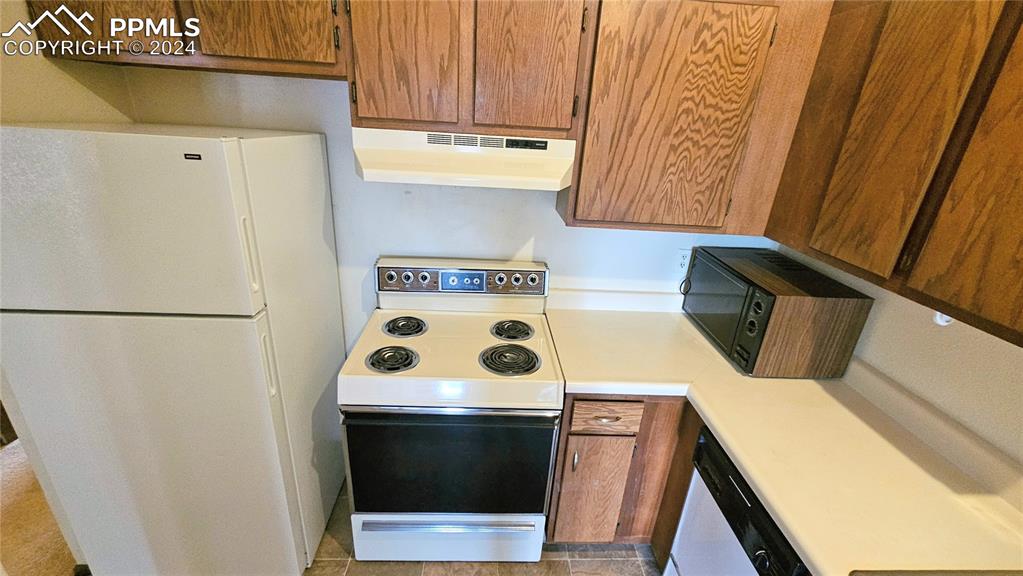 401 Forest Edge Road, Unit B8 Woodland Park, CO 80863 - Photo 9 of 19 a utility room with dryer and washer