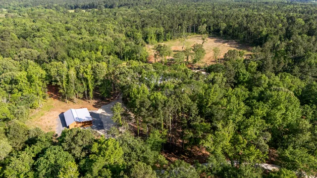 a view of a yard with a house