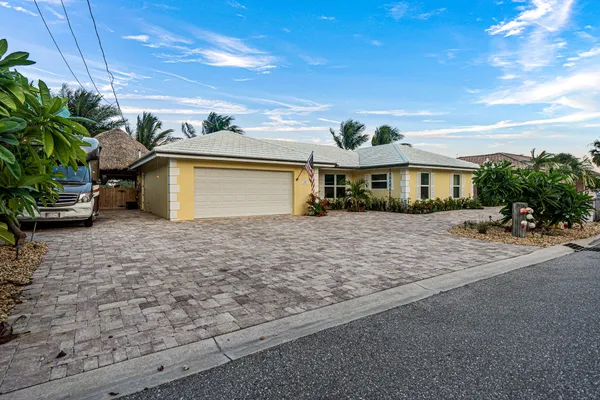 $10,000 | 844 East Drive, Boynton Beach, FL 33435