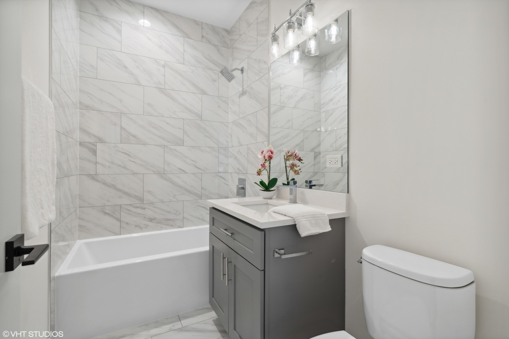 3335-3341 North Sheffield Avenue Chicago, IL 60657 - Photo 19 of 76 a bathroom with a sink a toilet and bathtub