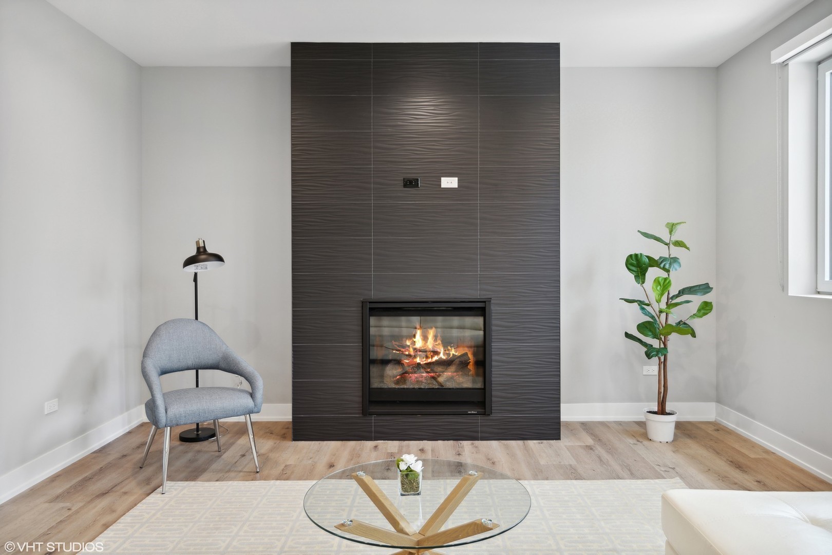 3335-3341 North Sheffield Avenue Chicago, IL 60657 - Photo 35 of 76 a living room with furniture and a potted plant