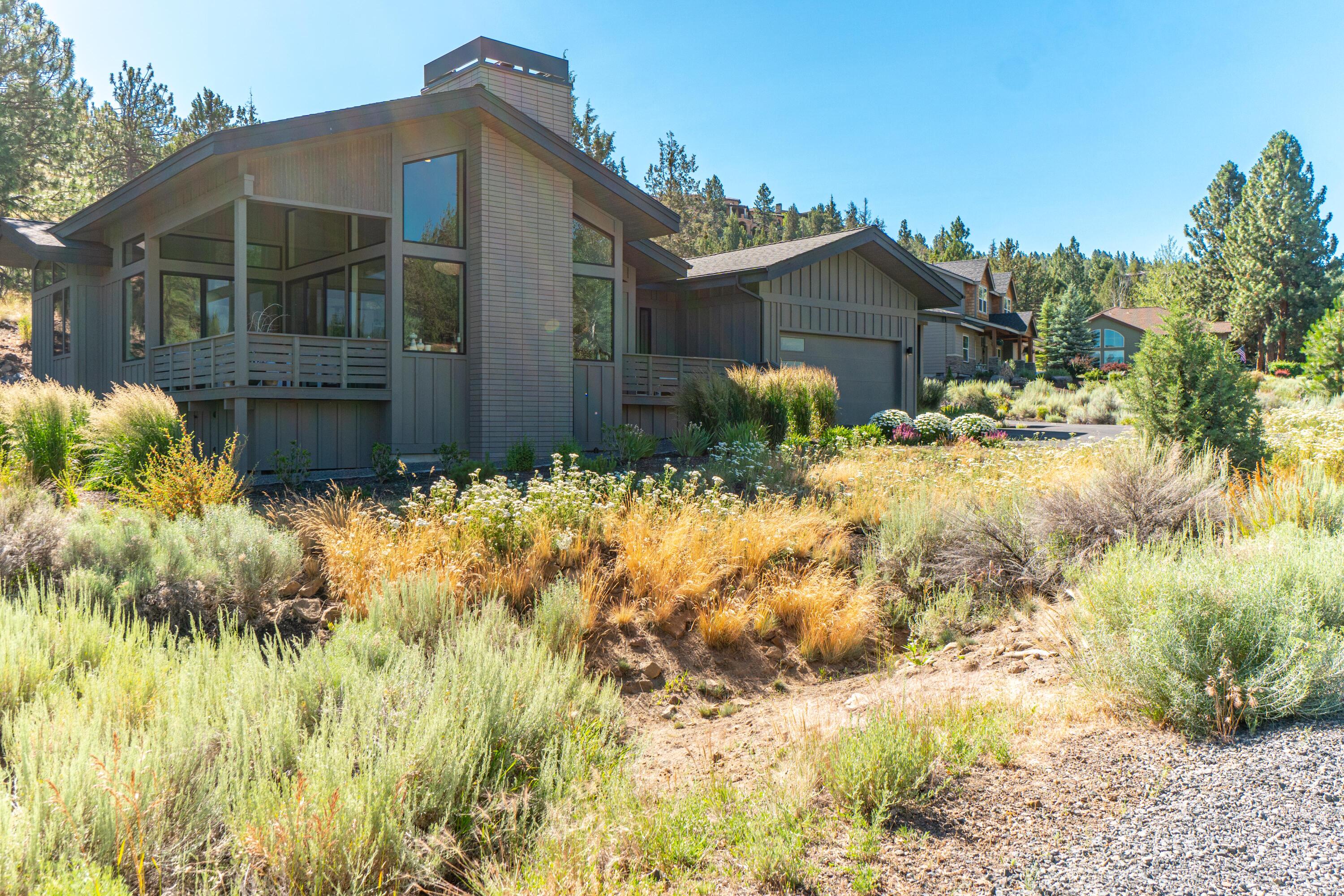 2265 Northwest Putnam Road Bend, OR 97703 - Photo 2 of 44 02