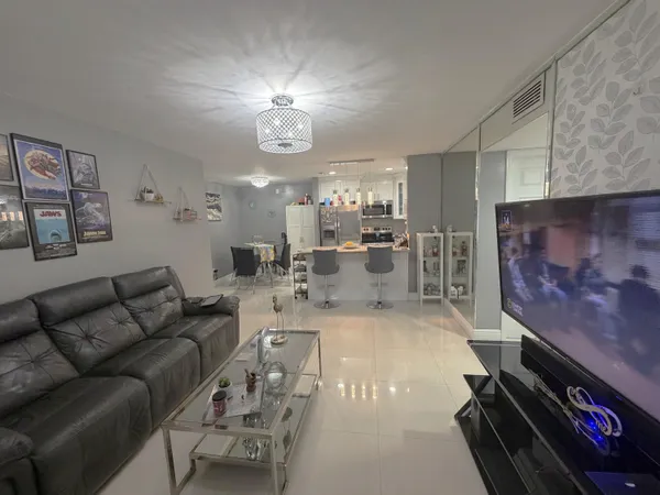$309,500 | 6575 West 27th Court, Unit 2146, Hialeah, FL 33016