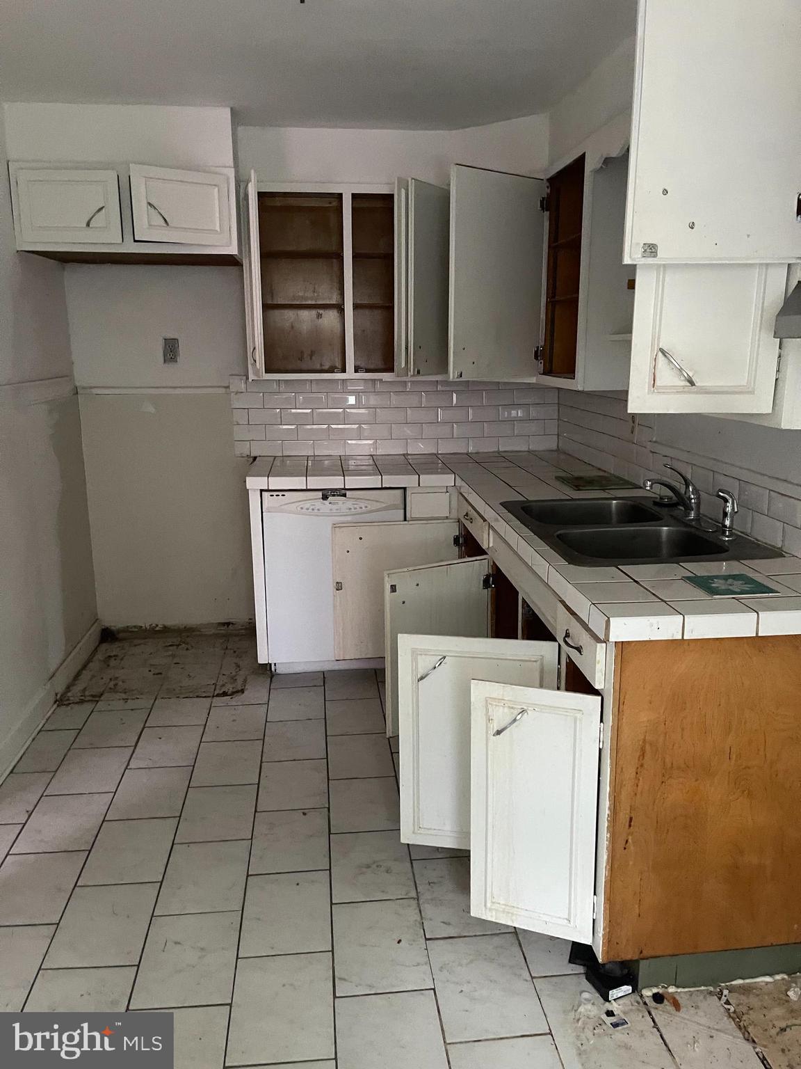 7424 Rising Sun Avenue Philadelphia, PA 19111 - Photo 3 of 15 Gallery Image 3