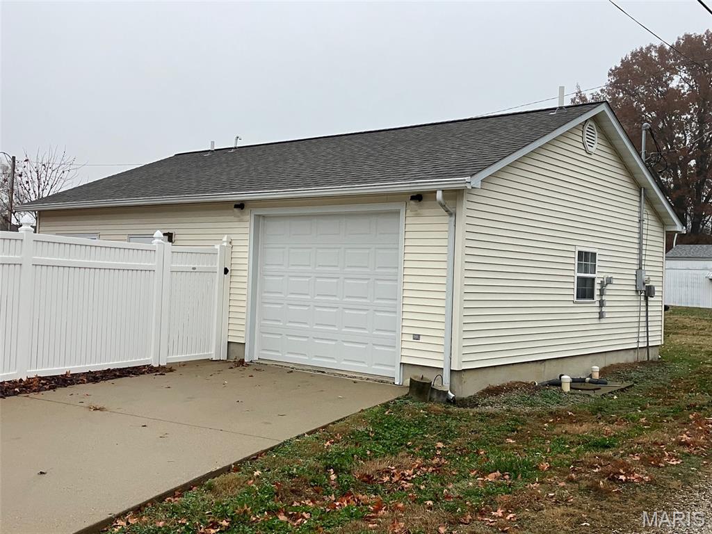 221 Sharp Street Beckemeyer, IL 62219 - Photo 2 of 2