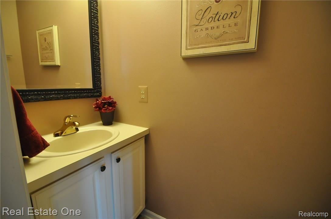 1696 Grandview Drive Rochester, MI 48306 - Photo 16 of 32 16.JPG