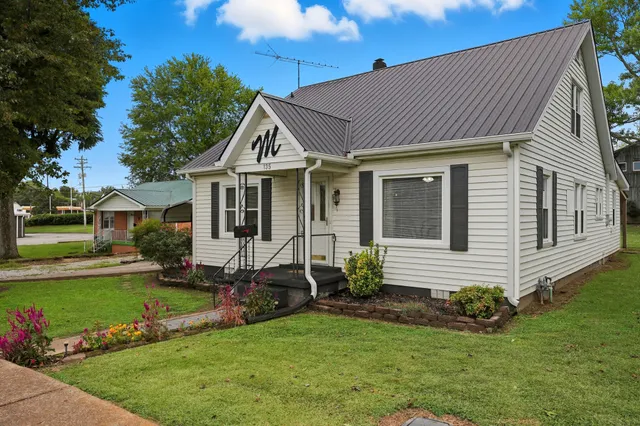 a view of a house with a yard
