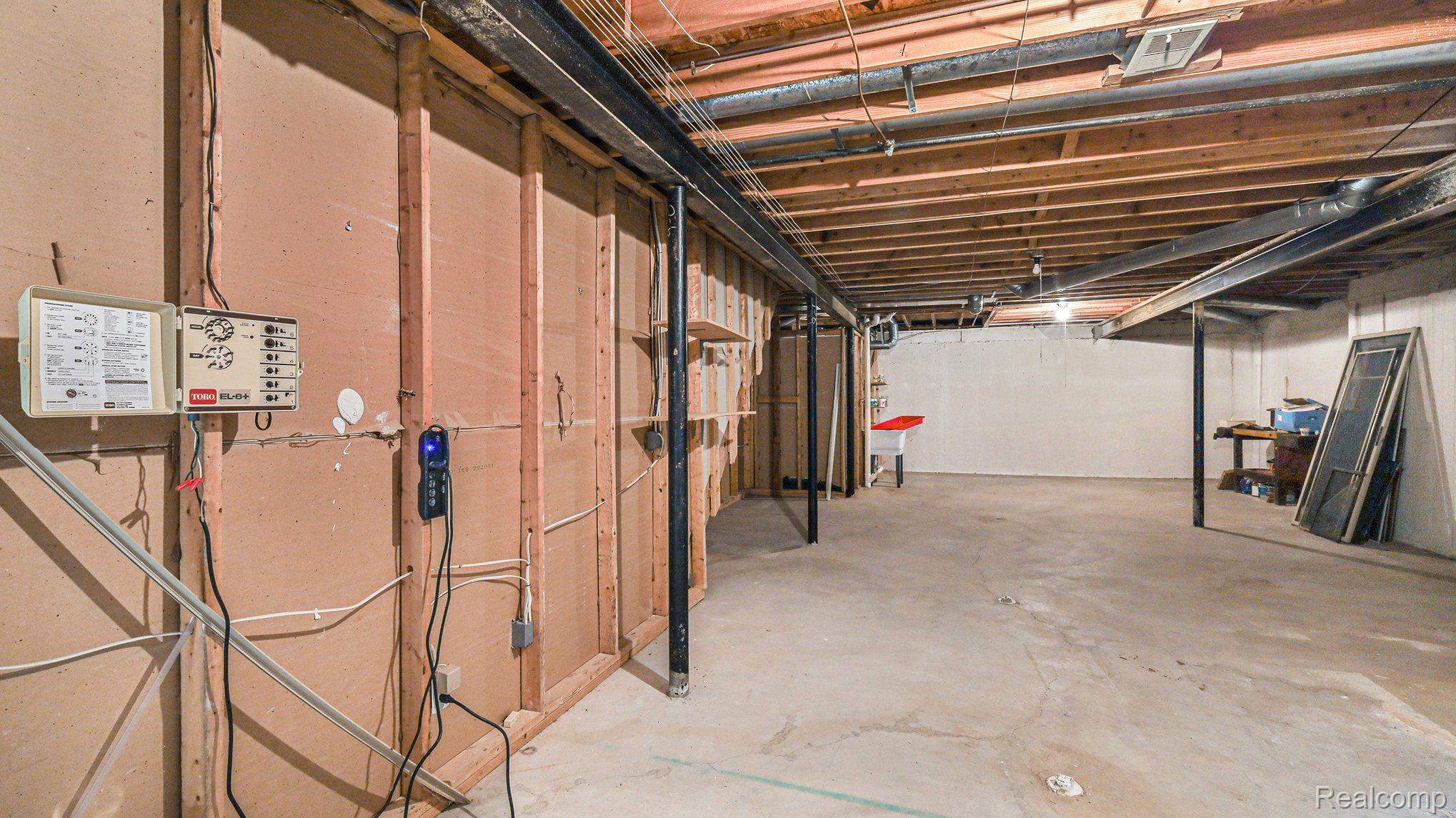 926 Stanford Circle Rochester, MI 48309 - Photo 30 of 46 Gallery Image 30