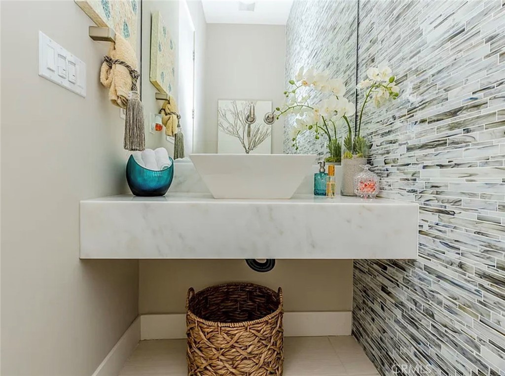 3 Via Merenda Rancho Mirage, CA 92270 - Photo 27 of 72 Powder Room