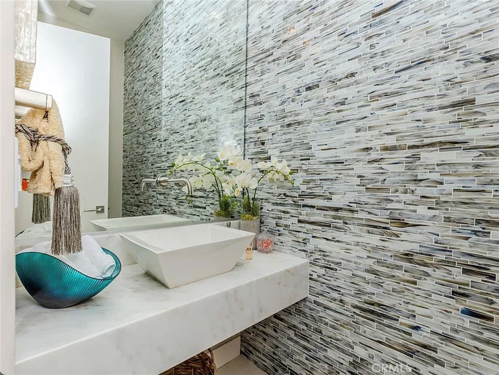 3 Via Merenda Rancho Mirage, CA 92270 - Photo 28 of 72 Powder Room