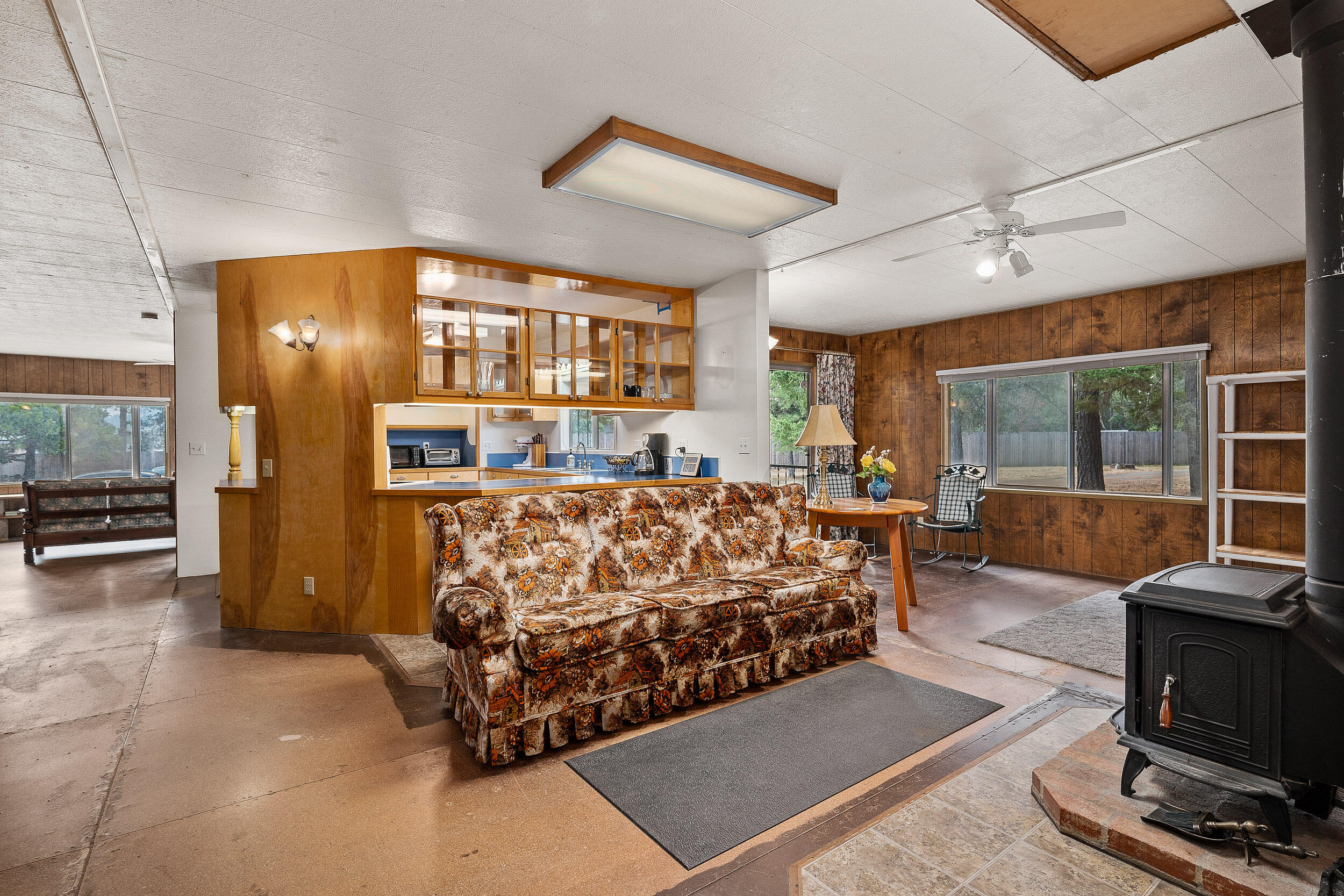 190 Martin Road Cave Junction, OR 97523 - Photo 15 of 43 sitting area