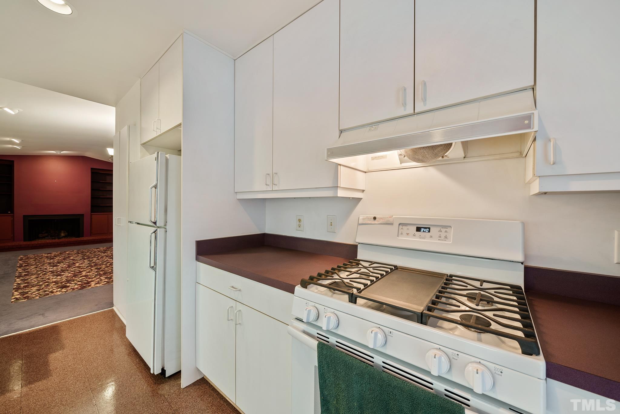 2742 Rue Sans Famille Raleigh, NC 27607 - Photo 8 of 21 a stove top oven sitting inside of a kitchen