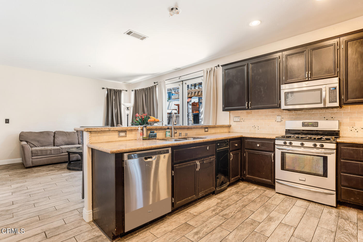 944 Lombard Street Oxnard, CA 93030 - Photo 10 of 28 944 Lombard St Oxnard CA 93030-large-010