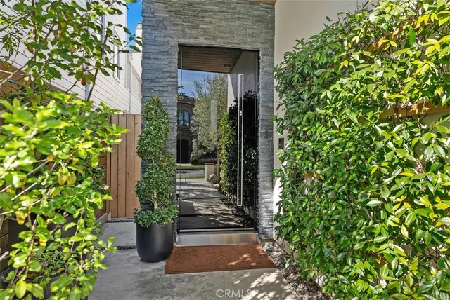 $6,700,000 | 605 Marigold Avenue, Corona del Mar, CA 92625