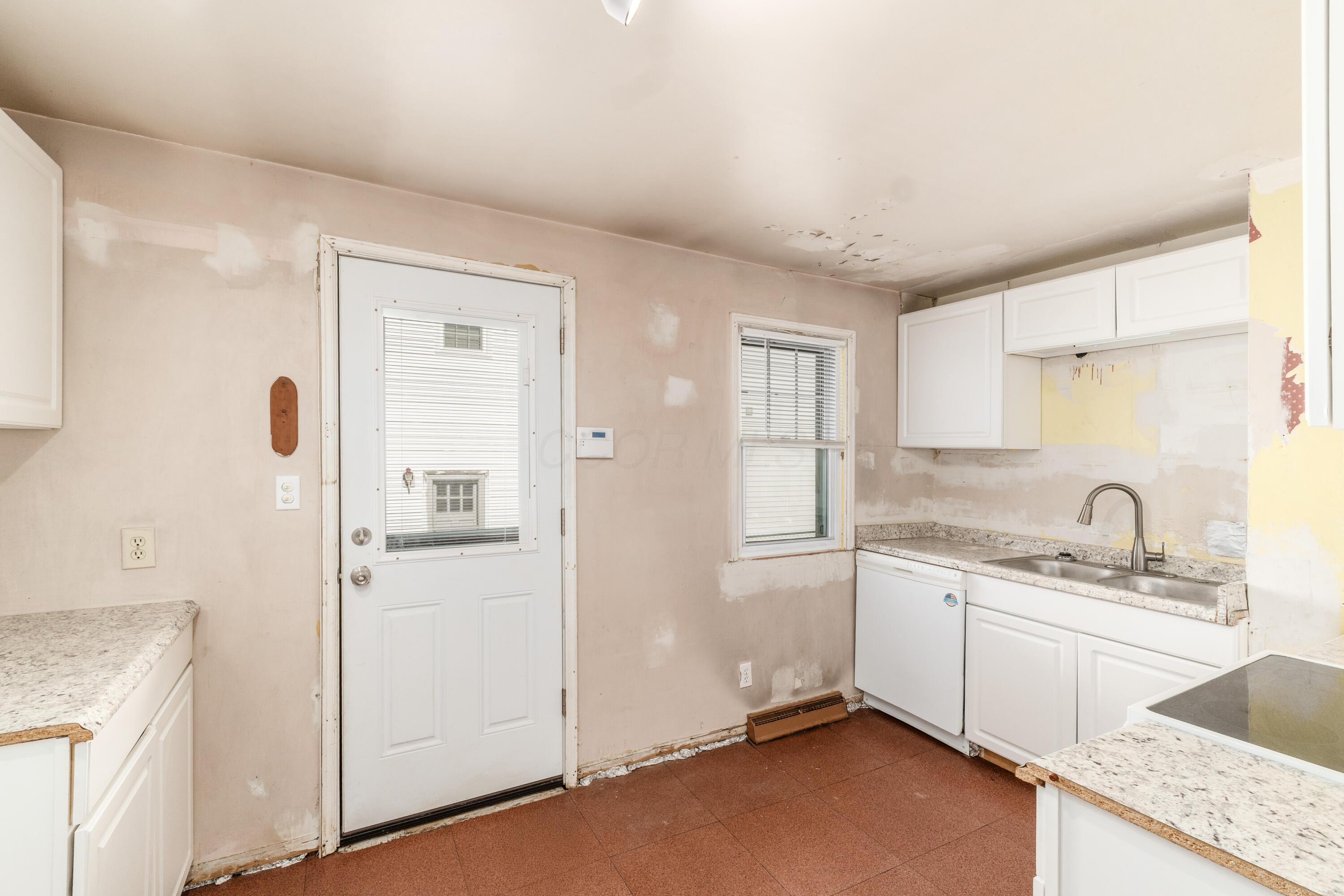 240 Stare Road Newark, OH 43055 - Photo 13 of 32 Kitchen