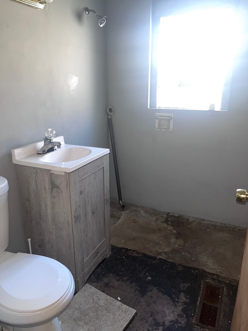15433 Crocket Lane Markham, IL 60428 - Photo 6 of 10 a bathroom with a sink a toilet and a mirror