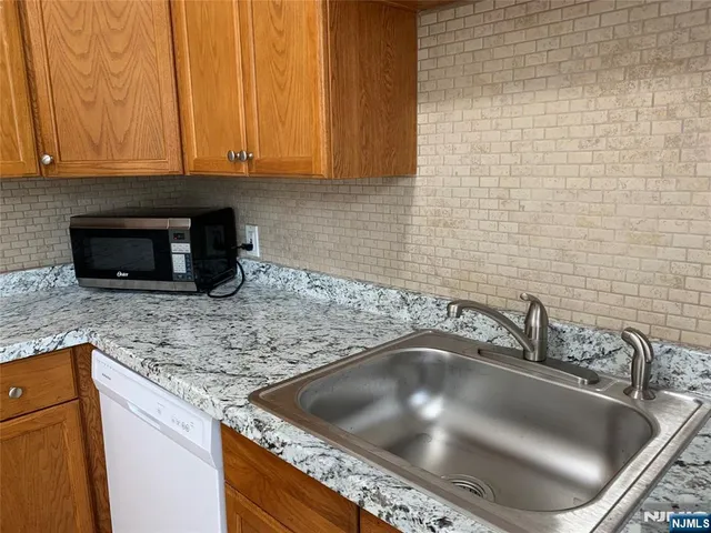 $2,600 | 132 Hardenburgh Avenue, Unit 2E, Demarest, NJ 07627
