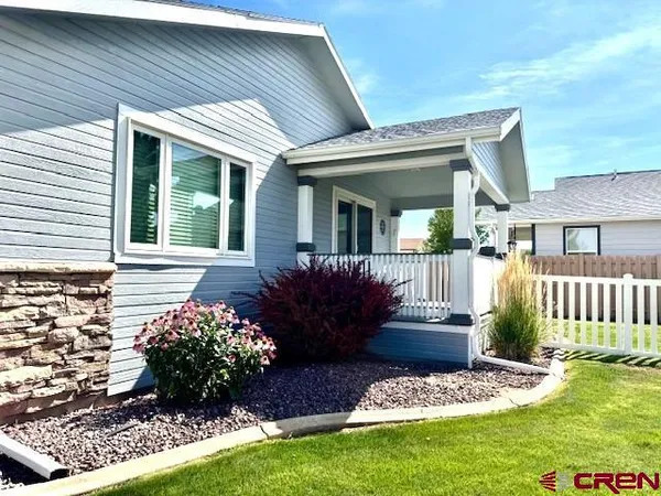 a view of a front of house with a yard