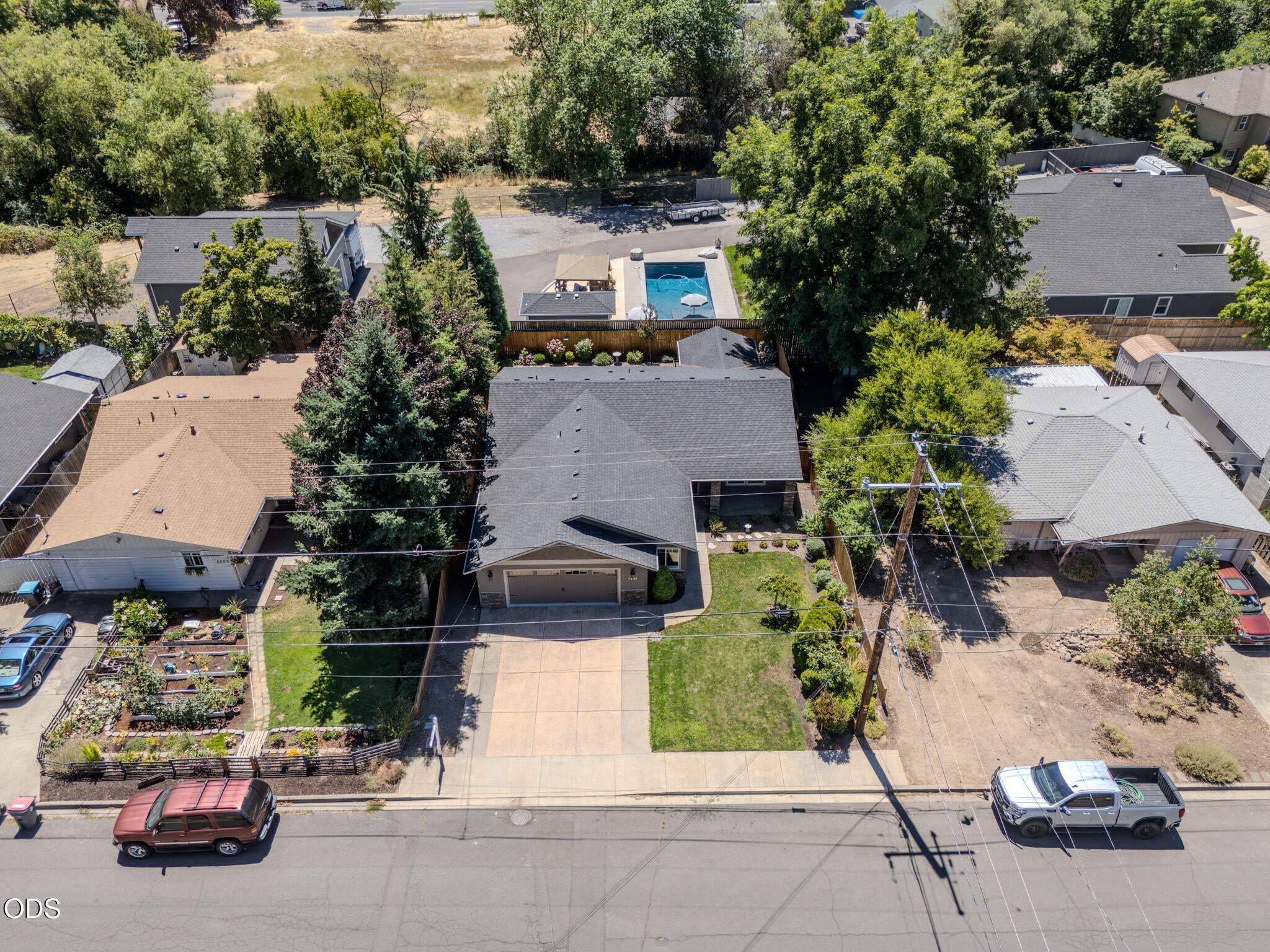 2196 Crestbrook Road Medford, OR 97504 - Photo 2 of 38