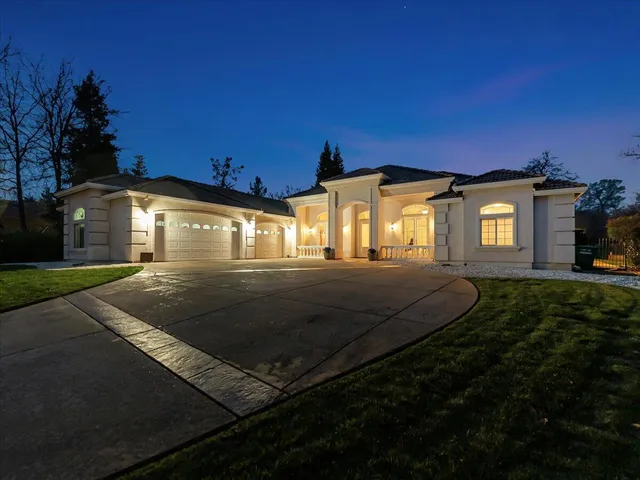 $947,000 | 19549 San Vincente Drive, Redding, CA 96003