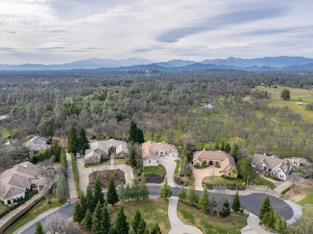 $947,000 | 19549 San Vincente Drive, Redding, CA 96003