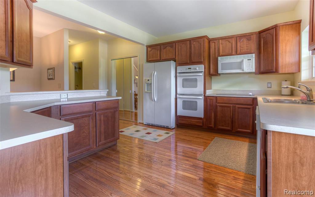 682 West Bluff Court Rochester Hills, MI 48307 - Photo 29 of 37