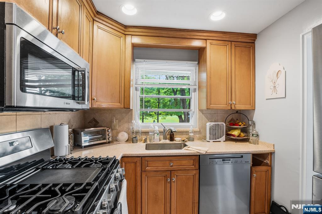 642 Ellington Road Ridgewood, NJ 07450 - Photo 10 of 27